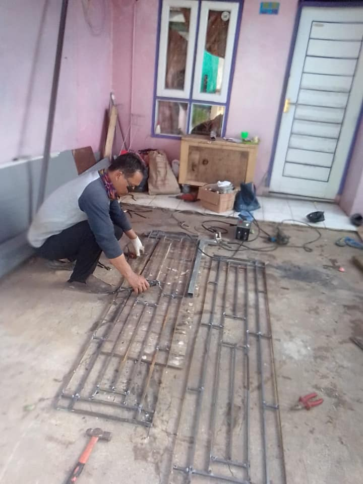 Proses pengelasan di bengkel